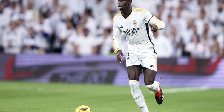 Mendy rinovon kontratën me Real Madridin