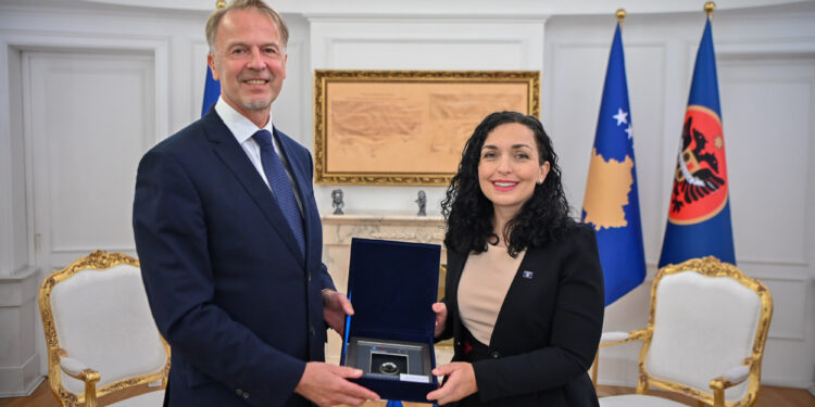 Osmani pret në takim Shefin e ri të Zyrës së BE-së në Kosovë