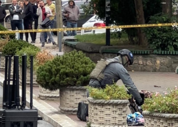 Valixhe e dyshimtë në oborrin e Komunës së Mitrovicës, intervenon policia