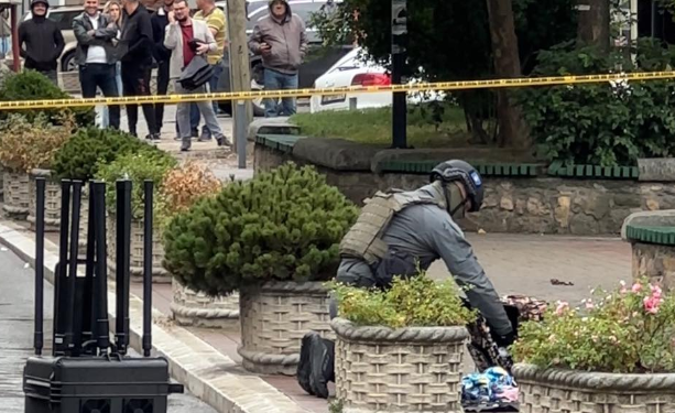 Valixhe e dyshimtë në oborrin e Komunës së Mitrovicës, intervenon policia