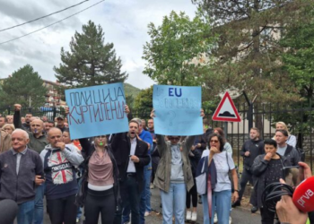 Protestë para stacionit policor në Mitrovicë të Veriut, kërkohet lirimi i katër serbëve