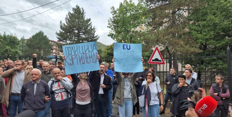 Protestë para stacionit policor në Mitrovicë të Veriut, kërkohet lirimi i katër serbëve