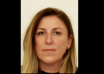 Policia shpall në kërkim një 41-vjeçare, dyshohet për shantazh