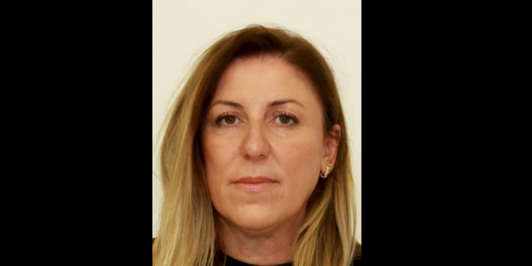 Policia shpall në kërkim një 41-vjeçare, dyshohet për shantazh