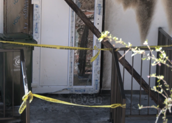 Kush ia vuri flakën shtëpisë së ndërtuar nga Qeveria në veri?