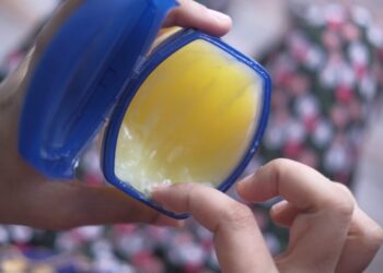 Nga se përbëhet vazelina? – Përfitimet dhe përdorimet