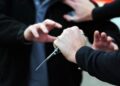 Arrestohen tre persona në Gjakovë, sulmuan me thika dy persona tjerë