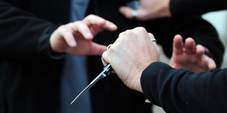 Arrestohen tre persona në Gjakovë, sulmuan me thika dy persona tjerë