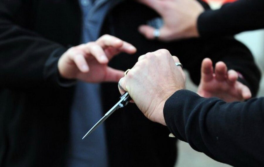 Arrestohen tre persona në Gjakovë, sulmuan me thika dy persona tjerë