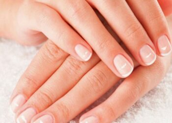 Njollat e bardha tek thonjtë – Shkaqet dhe çfarë tregojnë për shëndetin