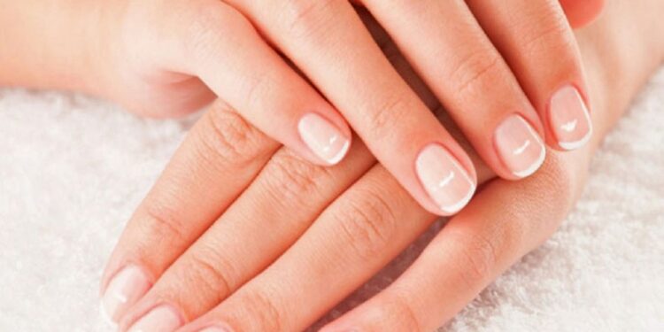 Njollat e bardha tek thonjtë – Shkaqet dhe çfarë tregojnë për shëndetin