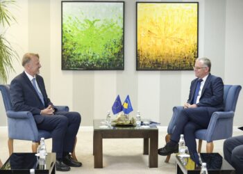 Bislimi takohet me shefin e ri të BE-së në Kosovë, flasin për marrëdhëniet e Kosovës dhe BE-së
