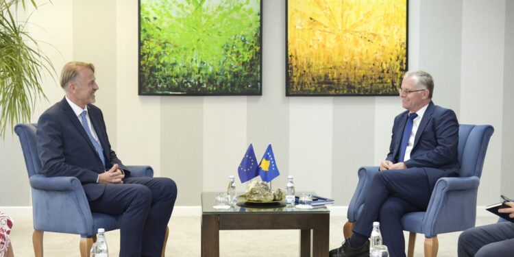 Bislimi takohet me shefin e ri të BE-së në Kosovë, flasin për marrëdhëniet e Kosovës dhe BE-së
