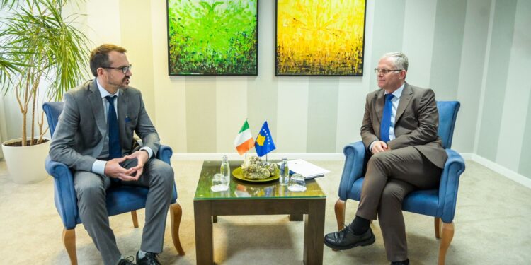 Bislimi takohet me ambasadorin jorezident të Irlandës, flasin për fuqizim të marrëdhënieve