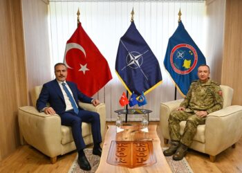 Komandanti i KFOR-it pret në takim ministrin turk