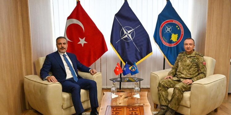 Komandanti i KFOR-it pret në takim ministrin turk