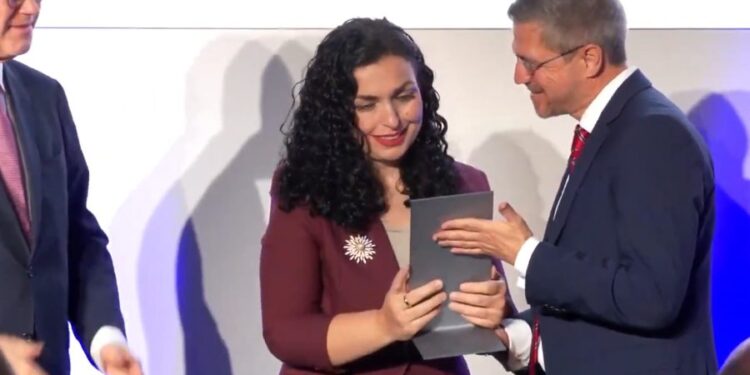 Vjosa Osmani merr çmimin M100