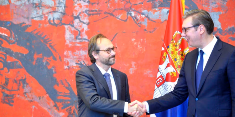 Vuçiq bisedon për Kosovën me ambasadorin e BE-së në Serbi