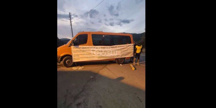 Shtylla elektrike në mes të rrugës në Lipjan, banorët kërkojnë zhvendosjen e saj