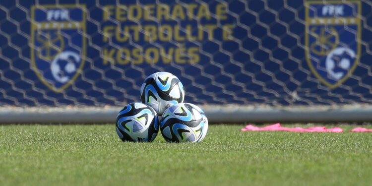 Foda largon tre futbollistë nga grumbullimi, thyen rregulloren