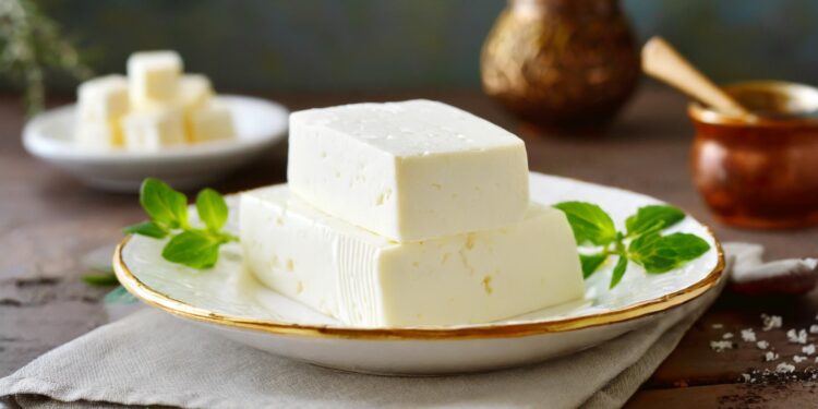 Djathë në darkë – Arsyet pse duhet ta hani për gjumë të qetë