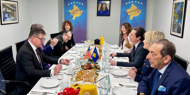 Lajçak pas takimit me Kurtin : U pajtuam se zbatimi i shpejtë i marrëveshjes s’ka alternativë