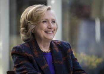 ​Hillary Clinton mbush 77 vjet