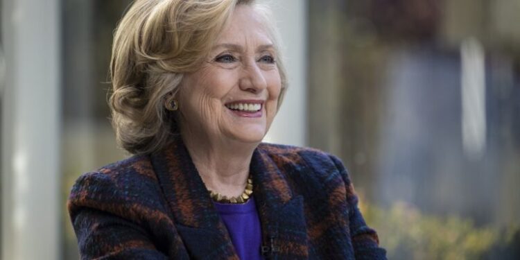 ​Hillary Clinton mbush 77 vjet