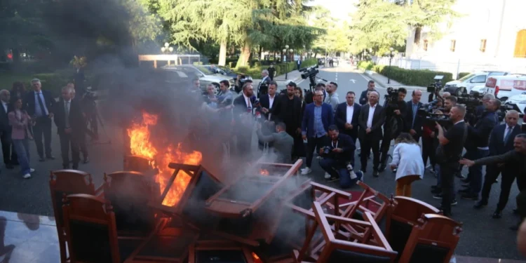 SHBA-ja i bënë thirrje për dialog spektrit politik në Shqipëri