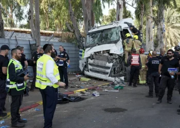 Një i vdekur pas përplasjes së kamionit në një stacion autobusi në Tel Aviv