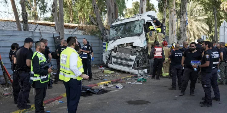 Një i vdekur pas përplasjes së kamionit në një stacion autobusi në Tel Aviv