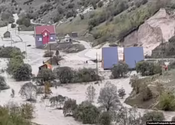 Disa lumenj dalin nga shtrati dhe përmbysin shtëpi në Mal të Zi