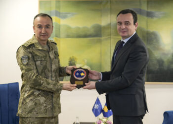 Komandanti i FOR-it pritet në takim lamtumirës nga Kurti