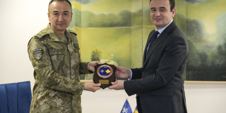 Komandanti i FOR-it pritet në takim lamtumirës nga Kurti