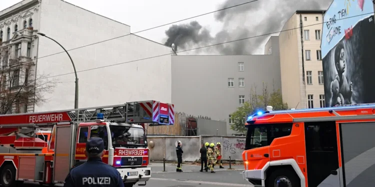 Një restorant në Berlin përfshihet nga zjarri, mbi 100 zjarrfikës u angazhuan për shuarjen e tij