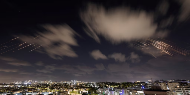 Irani nis sulm masiv me raketa balistike drejt Izraelit