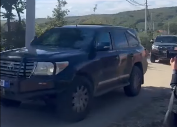 Jakup Krasniqi mbërrin te varri i vëllait të tij në Negroc