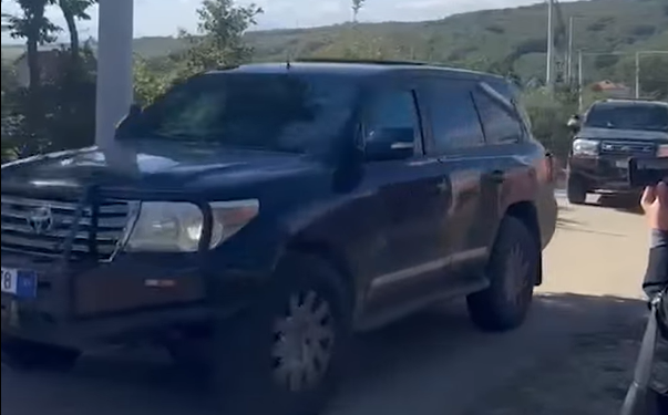 Jakup Krasniqi mbërrin te varri i vëllait të tij në Negroc