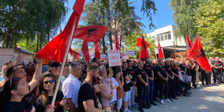 Pavarësisht marrëveshjeve, shqiptarëve në jug të Serbisë nuk u njihen diplomat e Kosovës