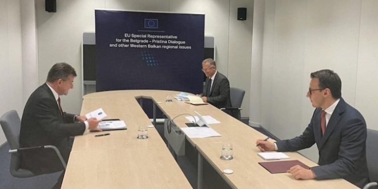 Nis takimi trepalësh në Bruksel