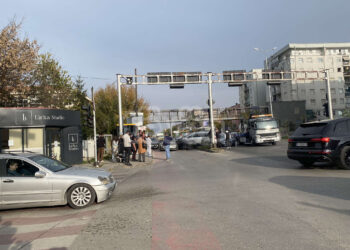 Si ndodhi aksidenti mes katër veturave në Fushë-Kosovë, ku të lënduar mbetën tre persona?