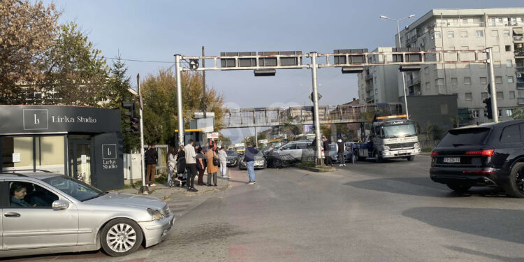 Si ndodhi aksidenti mes katër veturave në Fushë-Kosovë, ku të lënduar mbetën tre persona?