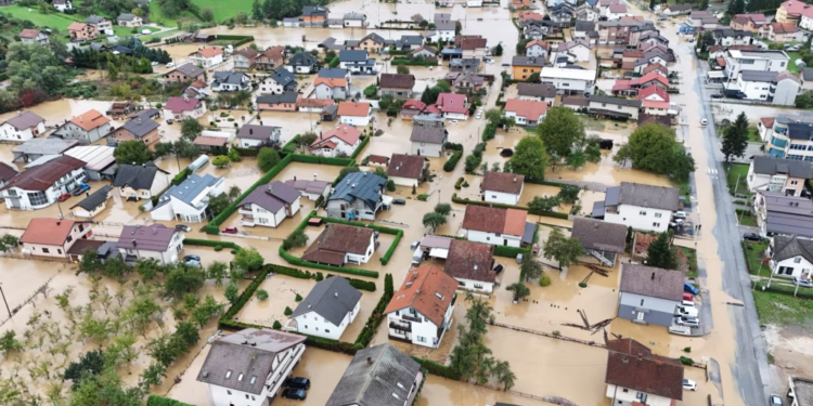 Të paktën 14 të vdekur dhe “shumë të zhdukur” nga përmbytjet në Bosnje