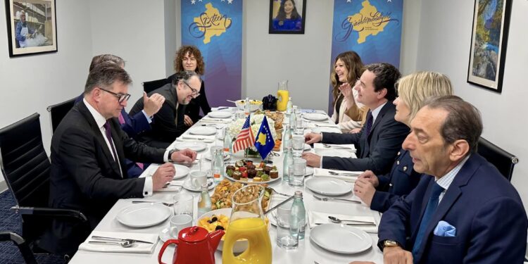 Lajçak pas takimeve me Osmanin e Kurtin: Diskutimet do ndihmojnë në krijimin e zgjidhjeve