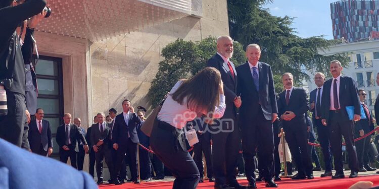 Rama mirëpret Erdoganin në Tiranë
