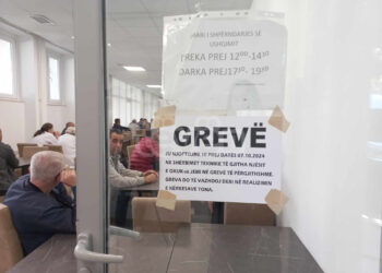 Punëtorët teknikë të QKUK-së në grevë, kërkojnë rritjen e pagës