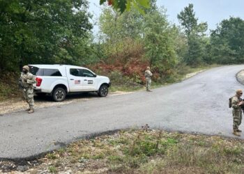 Ushtarët amerikanë të KFOR-it kryejnë pika kontrolli të automjeteve në Leposaviq