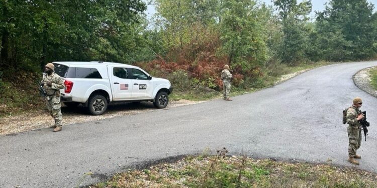 Ushtarët amerikanë të KFOR-it kryejnë pika kontrolli të automjeteve në Leposaviq