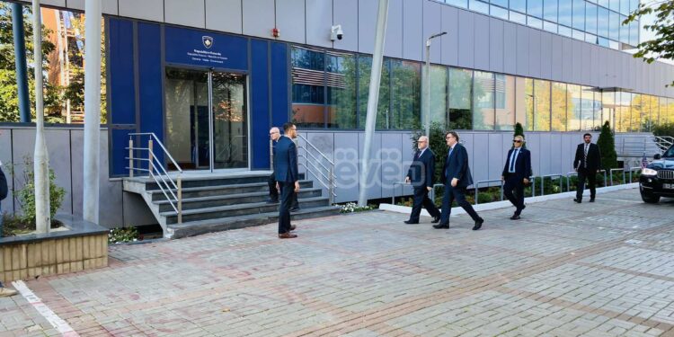 O’Brien arrin në ndërtesën e Qeverisë së Kosovës, pritet në takim nga Kurti