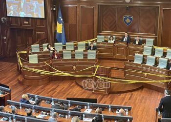 Abazi rrethon foltoren e Kuvendit gjatë fjalimit të Kusari-Lilës